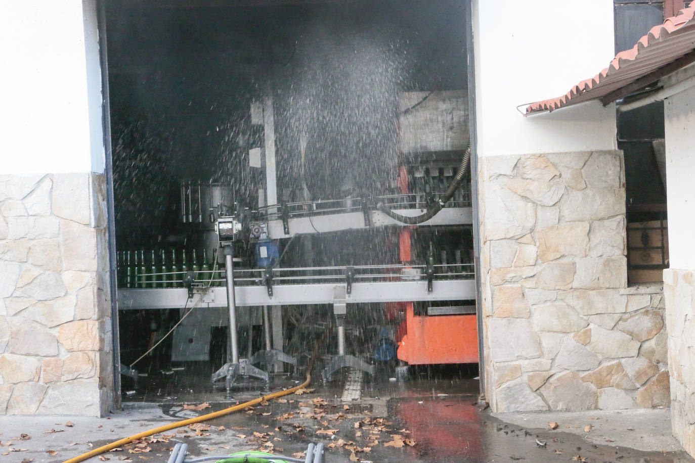 Fotos: El fuego arrasa con la sala de máquinas del Llagar Sidra Fanjul