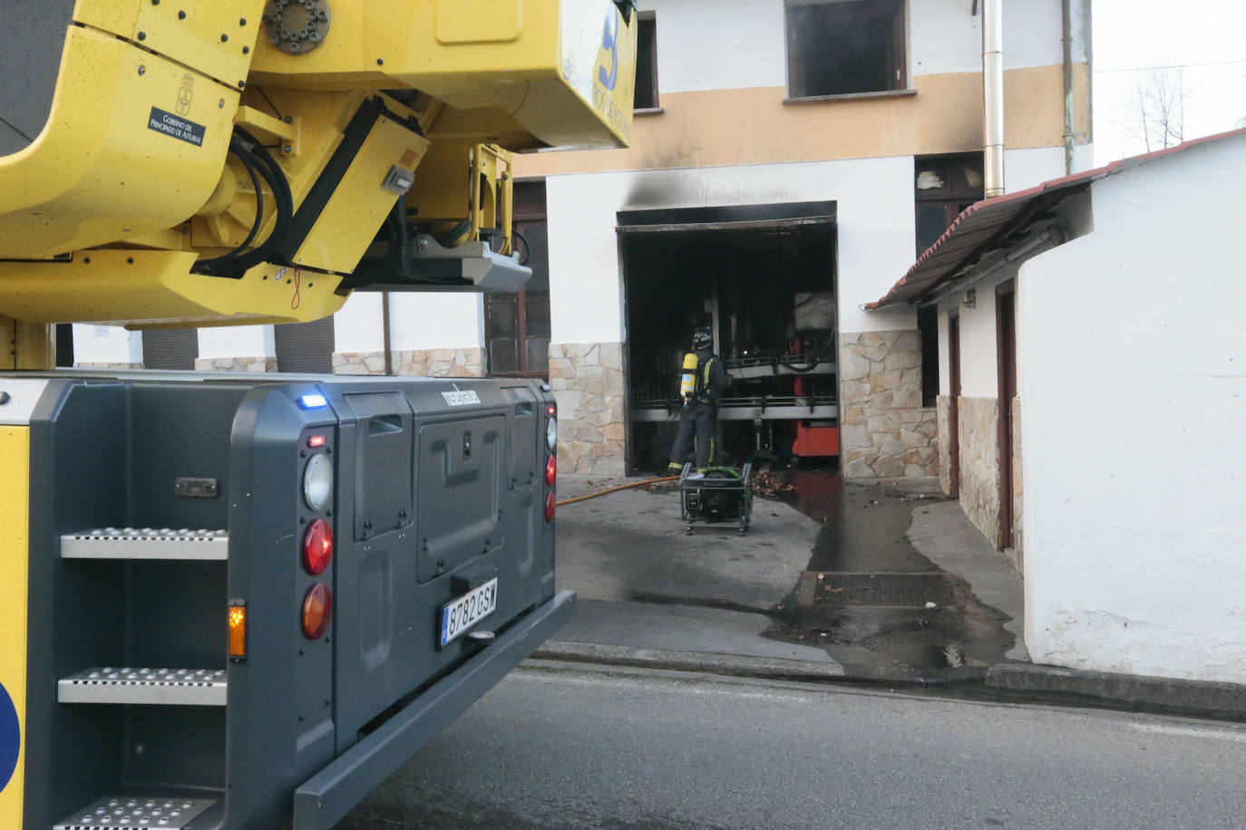 Fotos: El fuego arrasa con la sala de máquinas del Llagar Sidra Fanjul