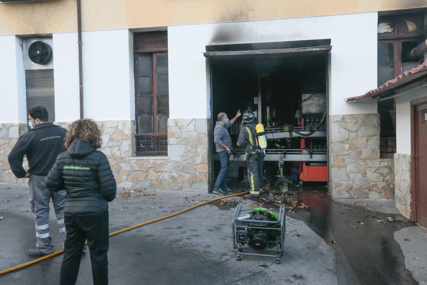 Fotos: El fuego arrasa con la sala de máquinas del Llagar Sidra Fanjul