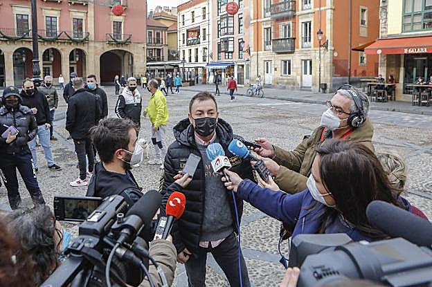 Paco García habla con los medios de comunicación. 