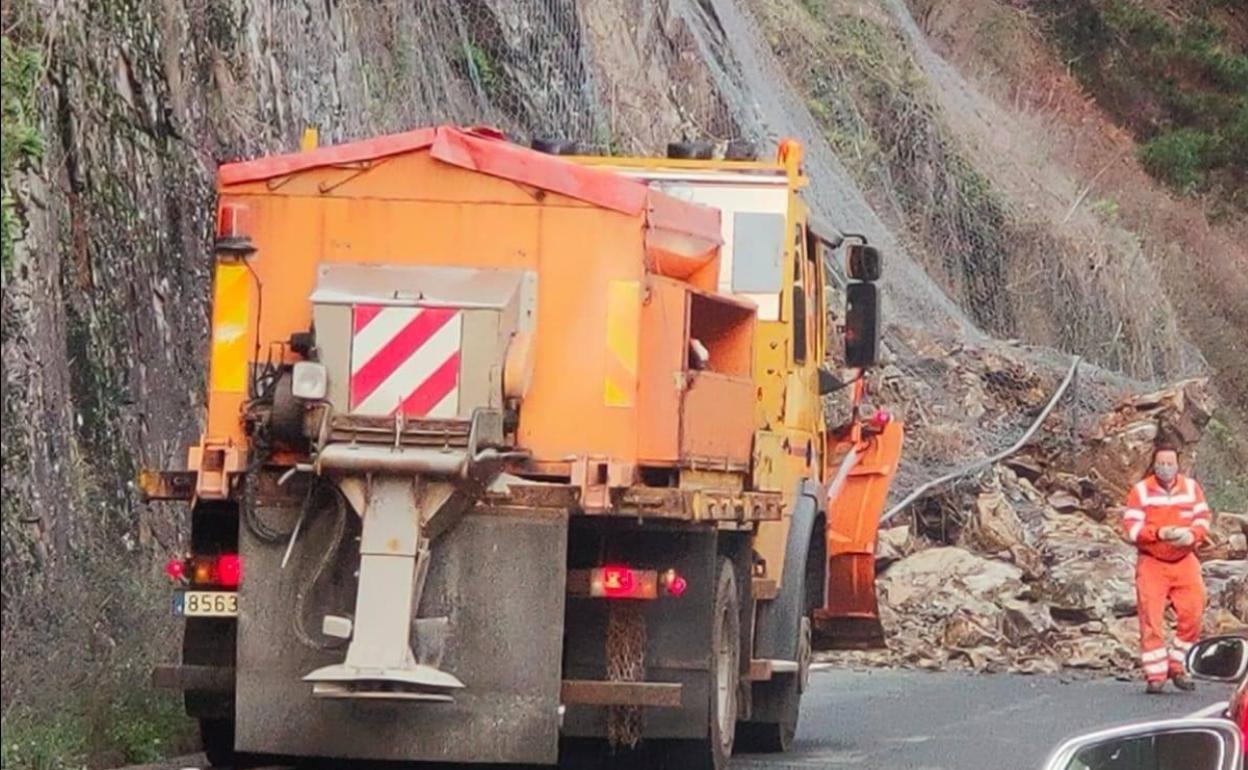 Operarios de la Consejería de Medio Rural y Cohesión Territorial trabajan en la zona del desprendimiento. 
