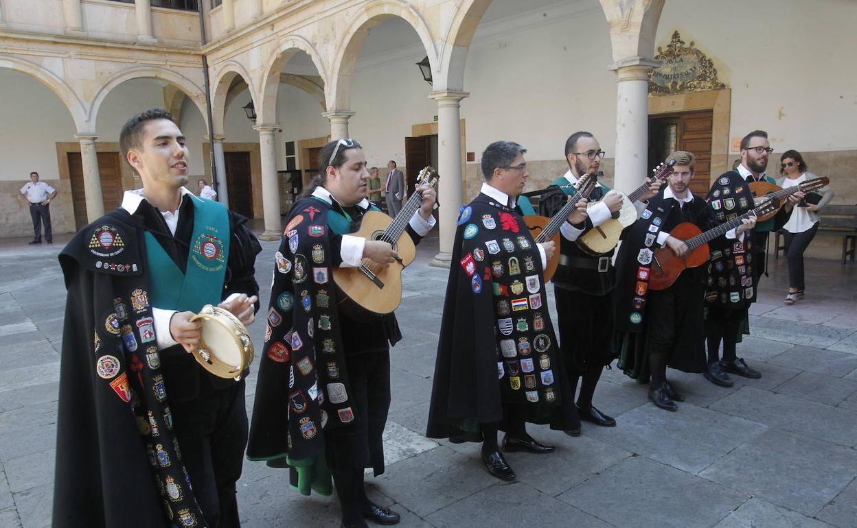 Tunos en el acto de apertura del curso académico 2016/17 de la Universidad de Oviedo