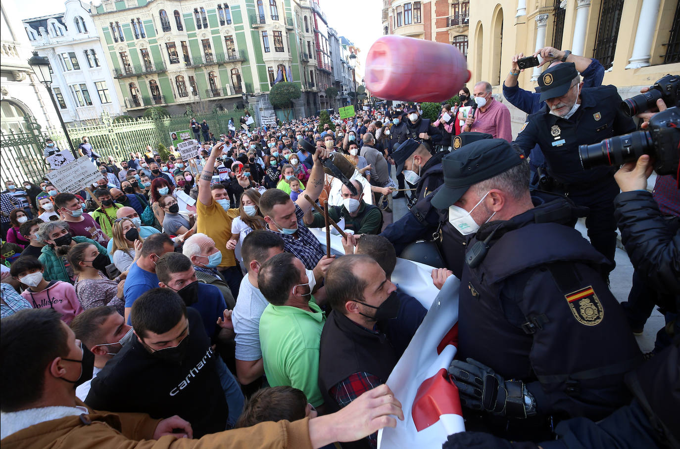 Una nueva tractorada volvió a paralizar el centro de la capital asturiana. Los ganaderos critican el «abandono» por parte de las administraciones públicas. Cientos de personas se concentraron ante la sede de Presidencia, donde se vivieron momentos de tensión. 