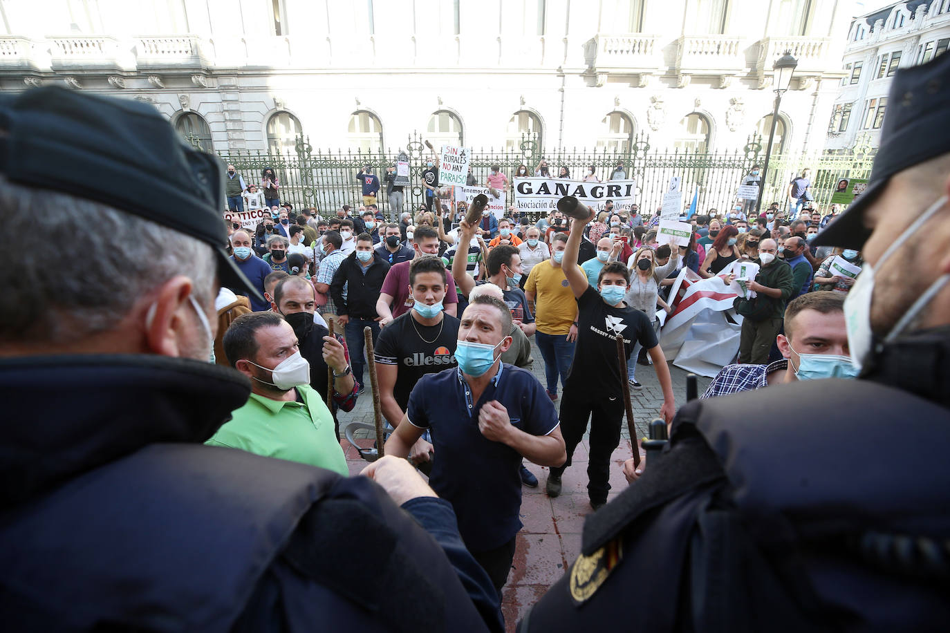 Una nueva tractorada volvió a paralizar el centro de la capital asturiana. Los ganaderos critican el «abandono» por parte de las administraciones públicas. Cientos de personas se concentraron ante la sede de Presidencia, donde se vivieron momentos de tensión. 