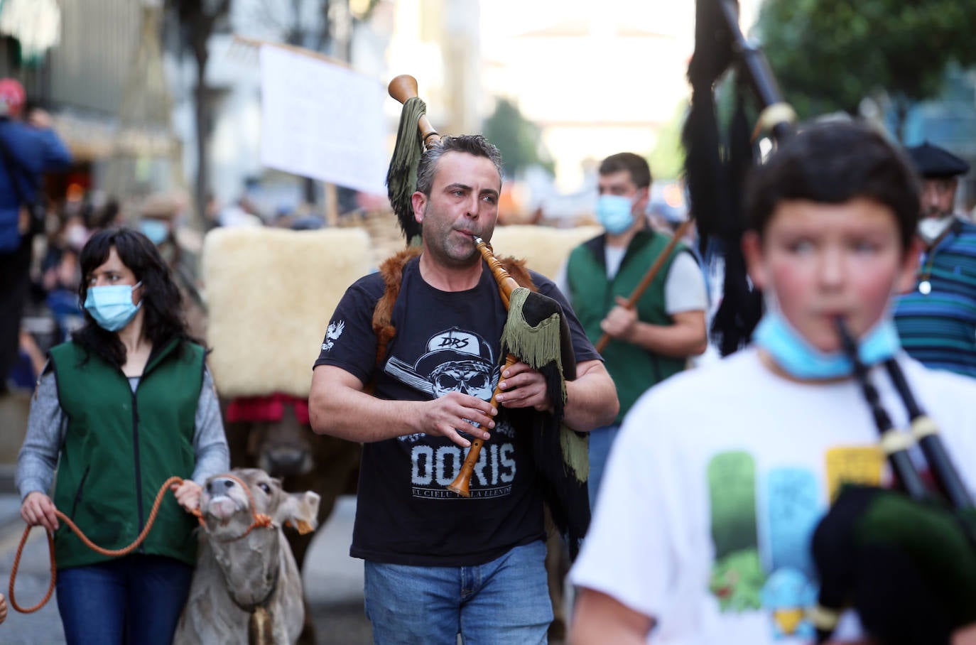 Una nueva tractorada volvió a paralizar el centro de la capital asturiana. Los ganaderos critican el «abandono» por parte de las administraciones públicas. Cientos de personas se concentraron ante la sede de Presidencia, donde se vivieron momentos de tensión. 