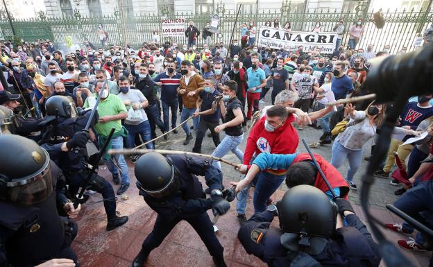 Imagen. Enfrentamientos entre manifestantes y Policía, ante el palacio de Presidencia. 