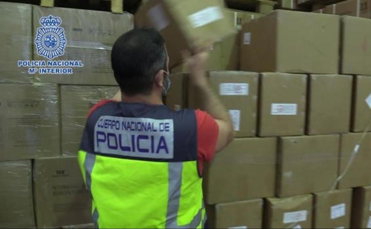 La Policía Nacional durante la intervención de los test de antígenos. 