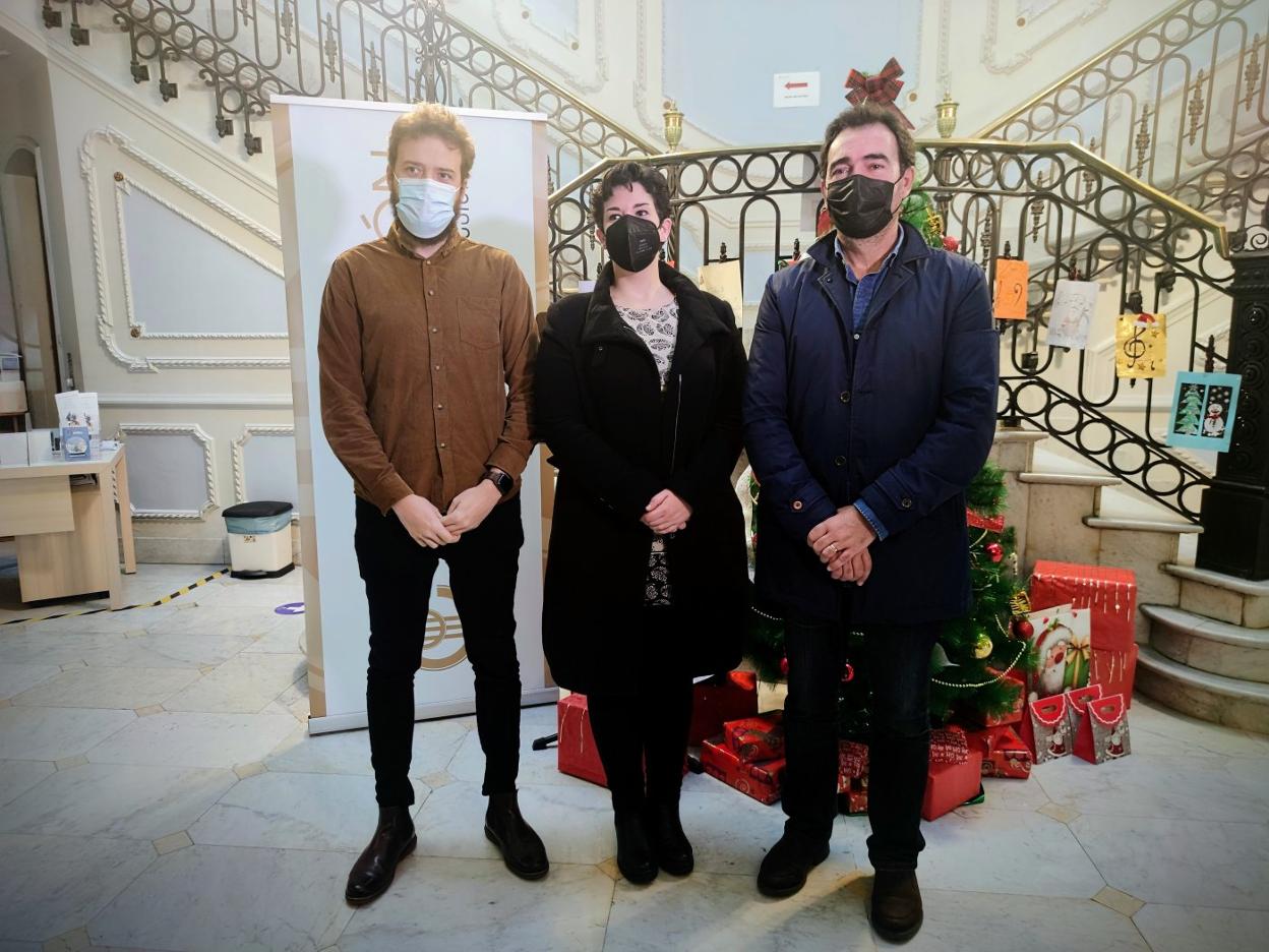 El solista Jorge Díaz, la mezzosoprano Serena Pérez y el director de la Orquesta Ciudad de Avilés, Iván Cuervo.