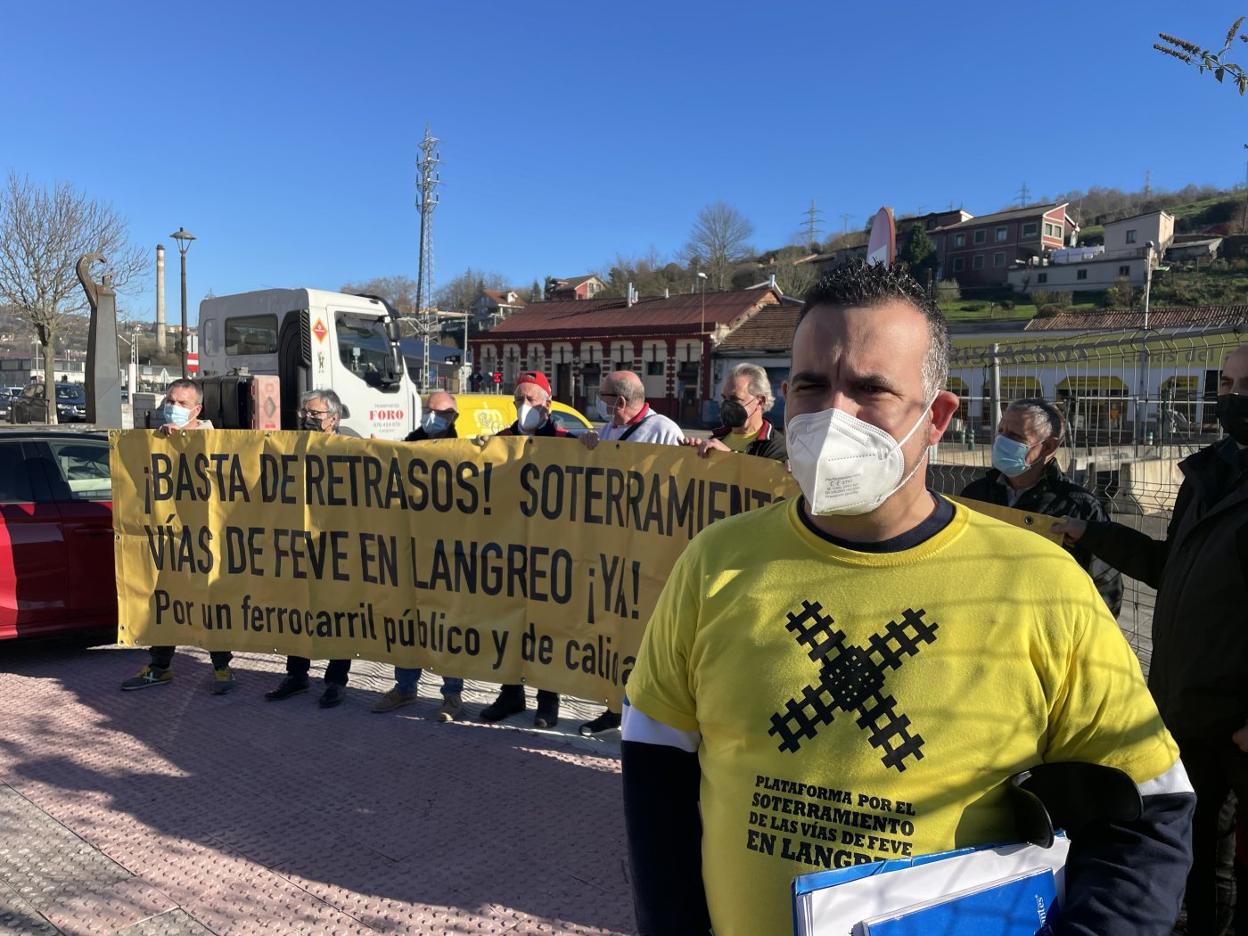 Los miembros de la plataforma, concentrados ayer en el paso a nivel de Langreo Centro. 