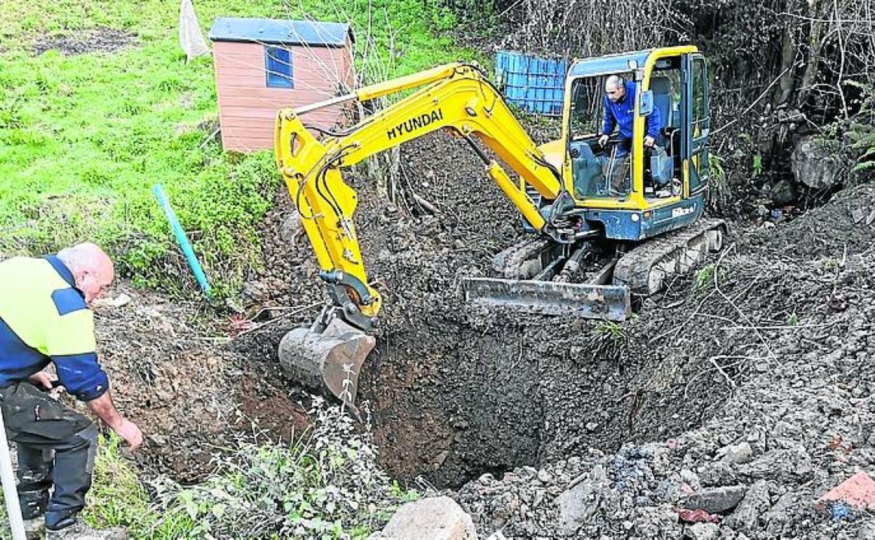 Los trabajos en la localidad de Oñardi para arreglar la tubería.