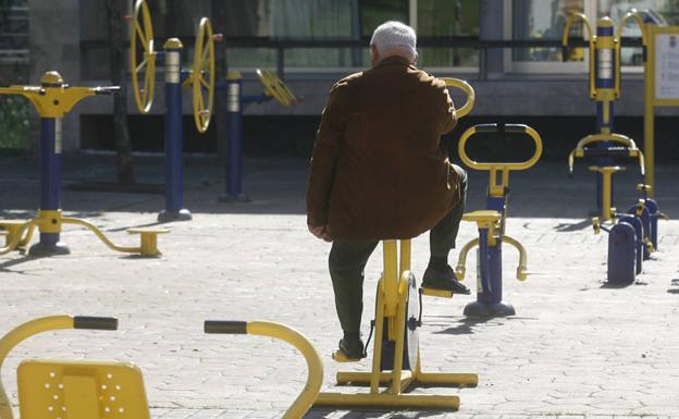 Un hombre mayor realizando ejercicios en un parque de Oviedo 