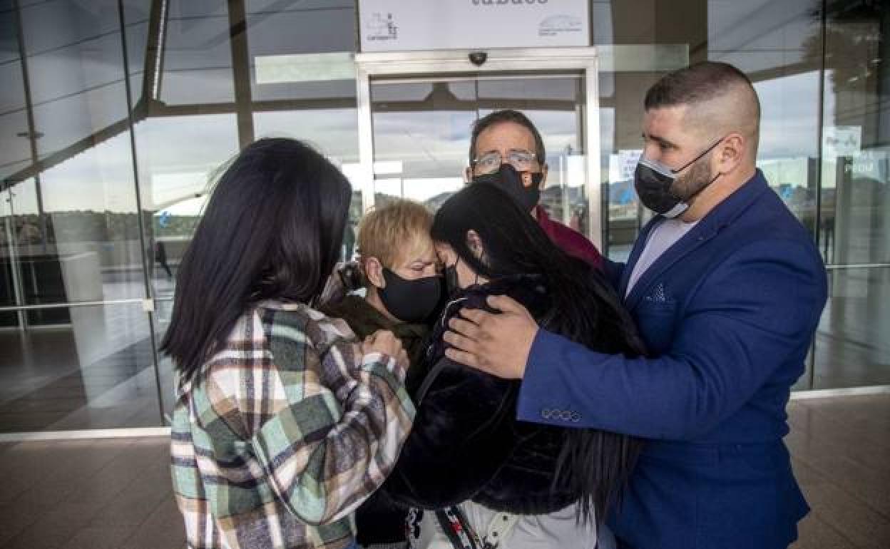 La familia de Sara Gómez se abraza en la puerta del hospital, en una imagen de archivo.