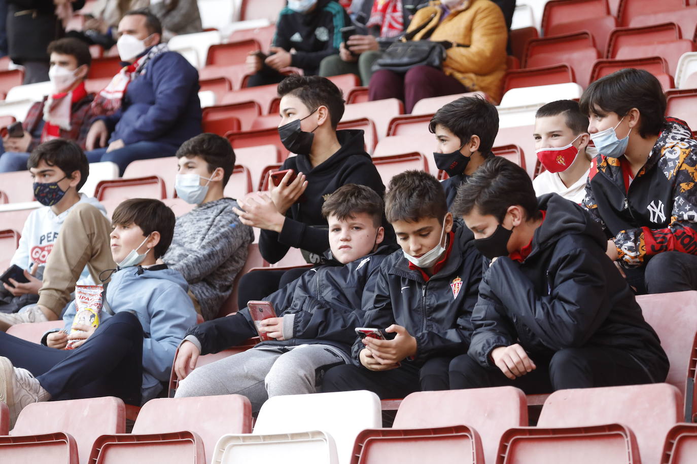 Fotos: ¿Estuviste en el Sporting - Lugo? ¡Búscate!