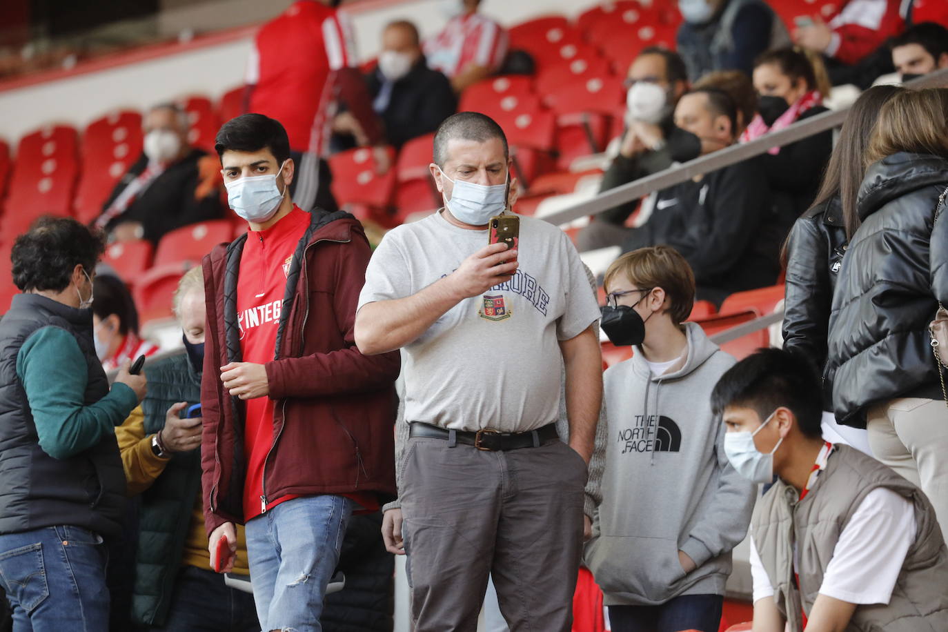 Fotos: ¿Estuviste en el Sporting - Lugo? ¡Búscate!