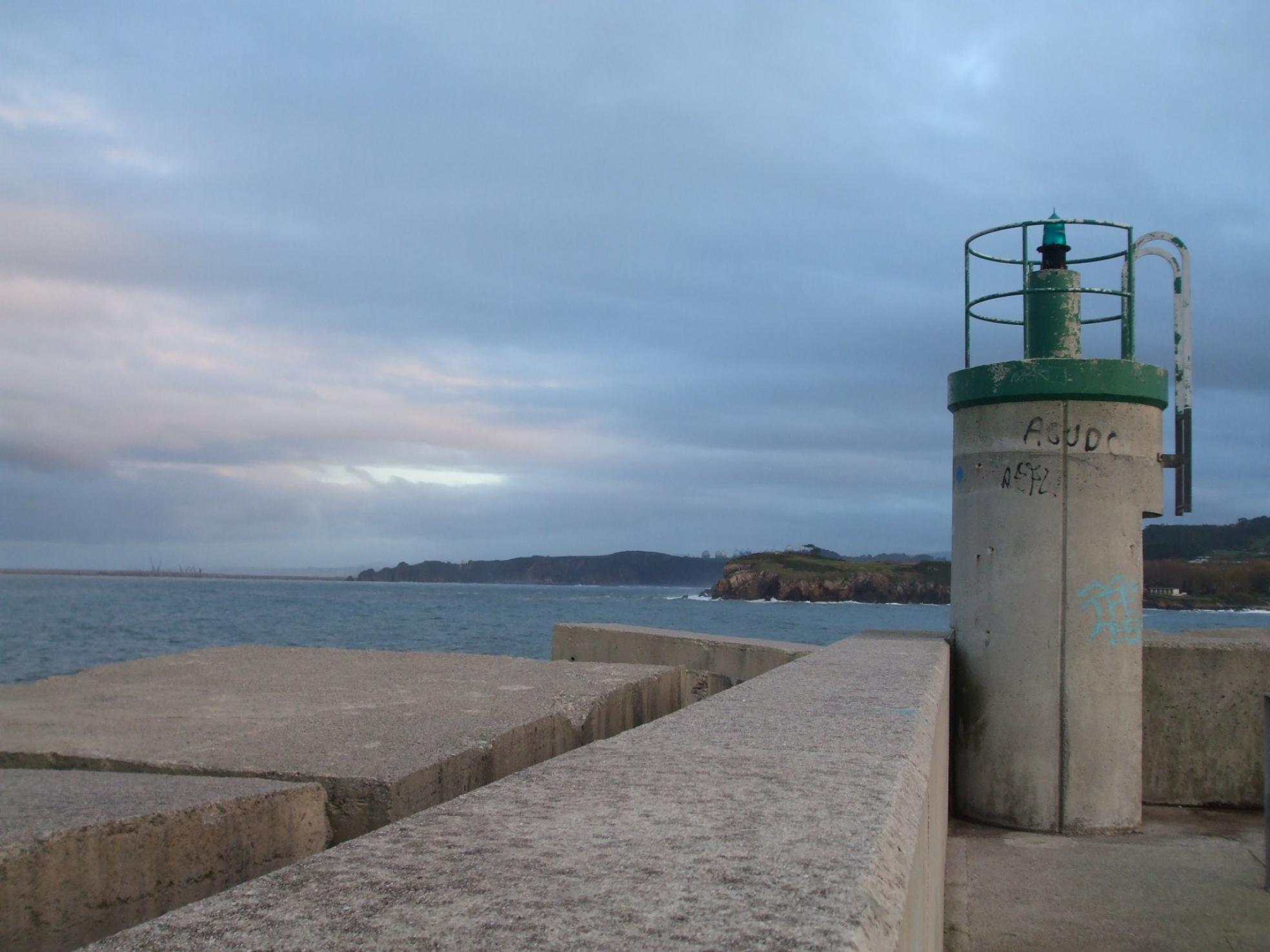 Espigón del puerto de Candás.