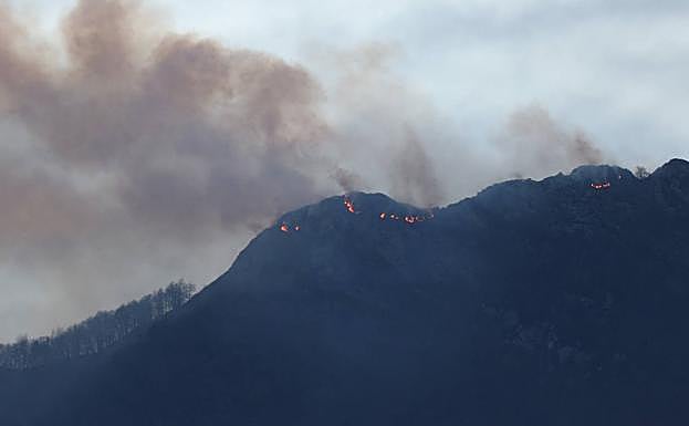 Incendio activo en la mañana del domingo en Rioseco. 