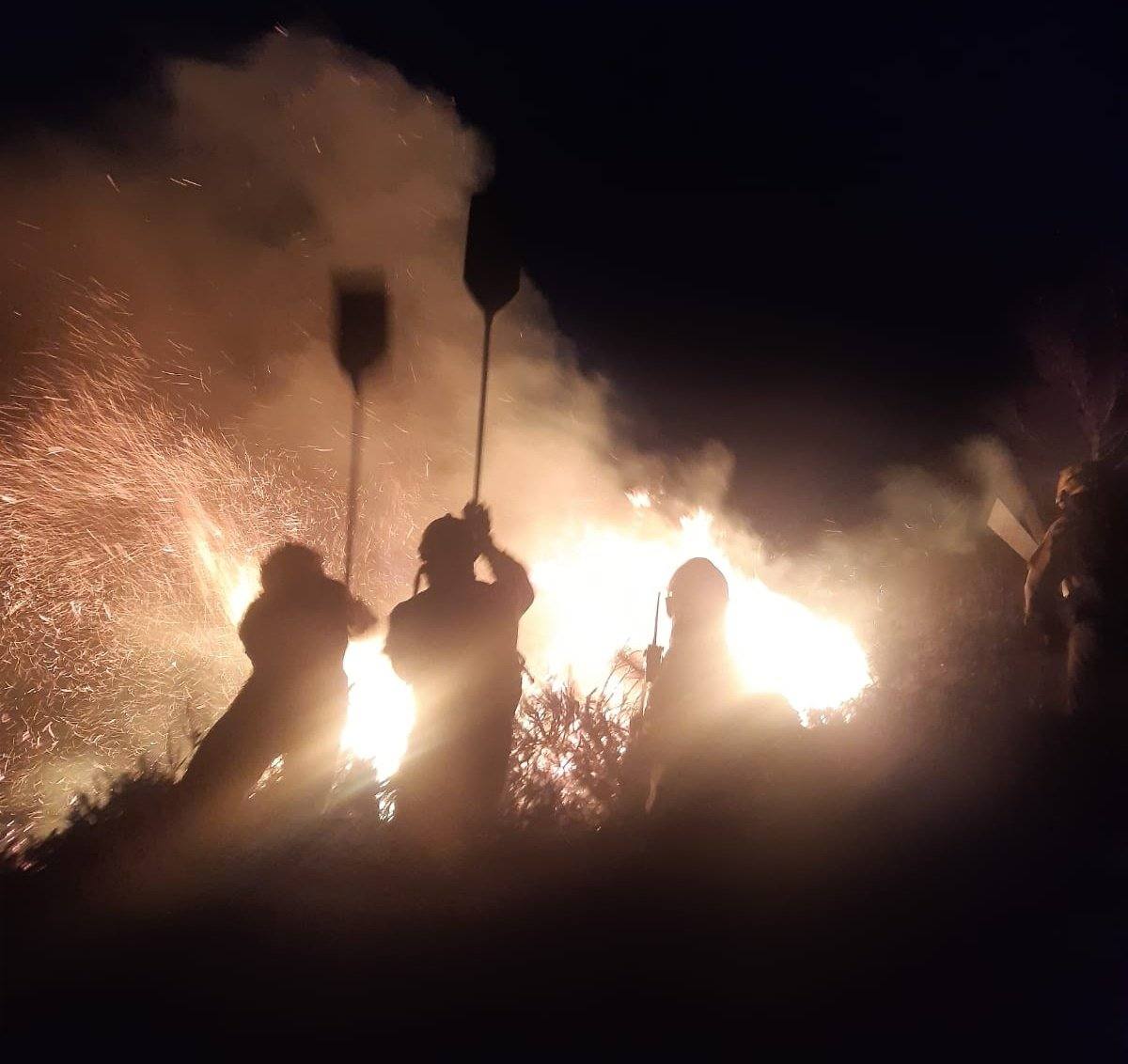 La región ha llegado a sumar un centenar de incendios forestales activos durante el fin de semana. Este lunes los bomberos continuan luchando contra más de cuarenta fuegos 