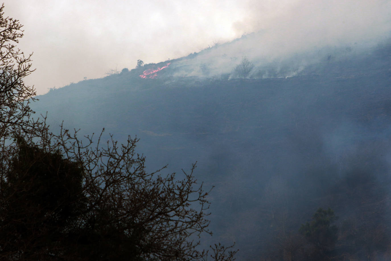 La región ha llegado a sumar un centenar de incendios forestales activos durante el fin de semana. Este lunes los bomberos continuan luchando contra más de cuarenta fuegos 