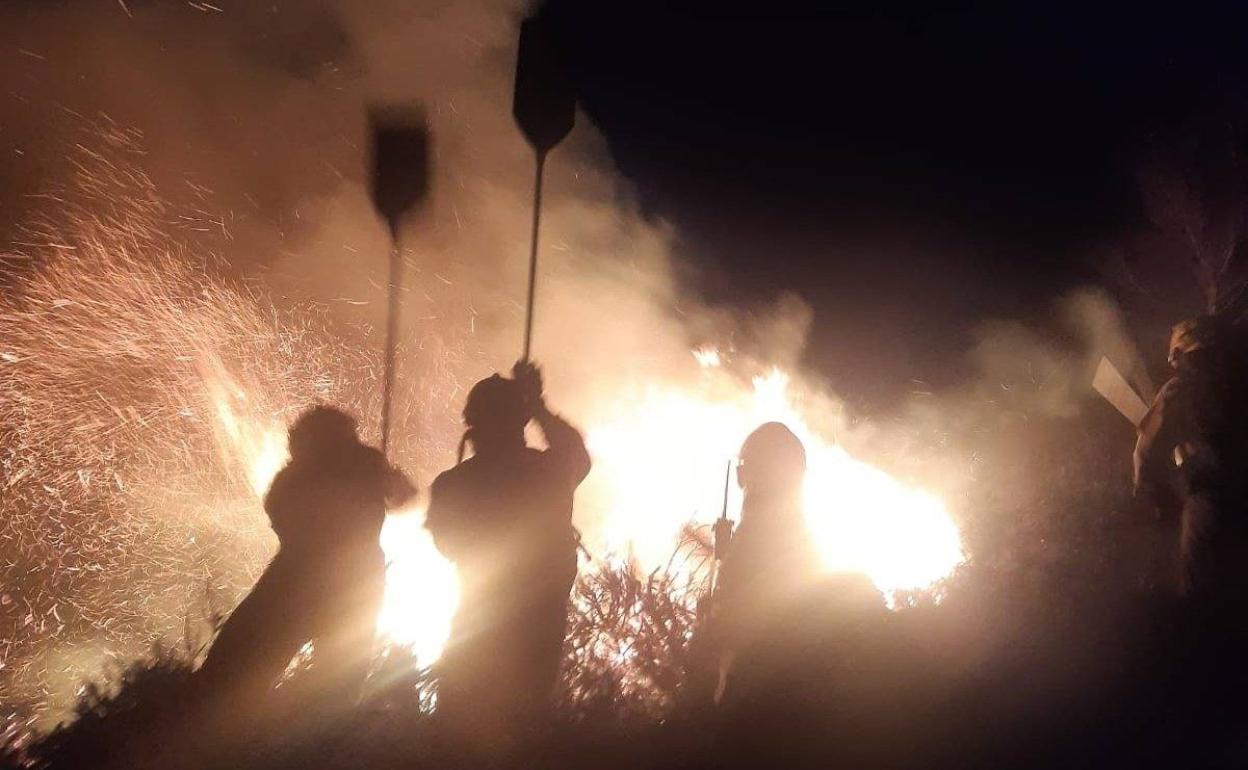 La brigada forestal de Tineo, en las labores de extinción de la pasada noche 