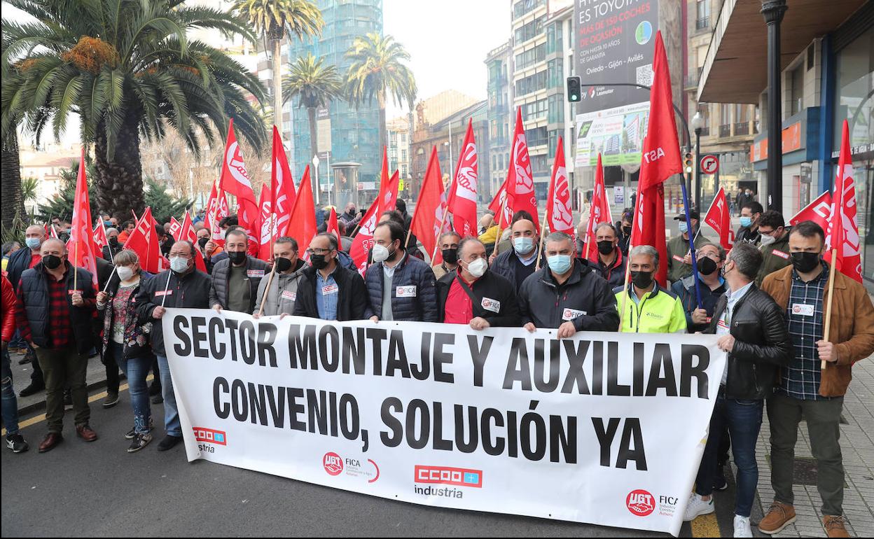 Trabajadores del sector auxiliar y del montaje, concentrados ante la sede de Femetal, en Gijón. 