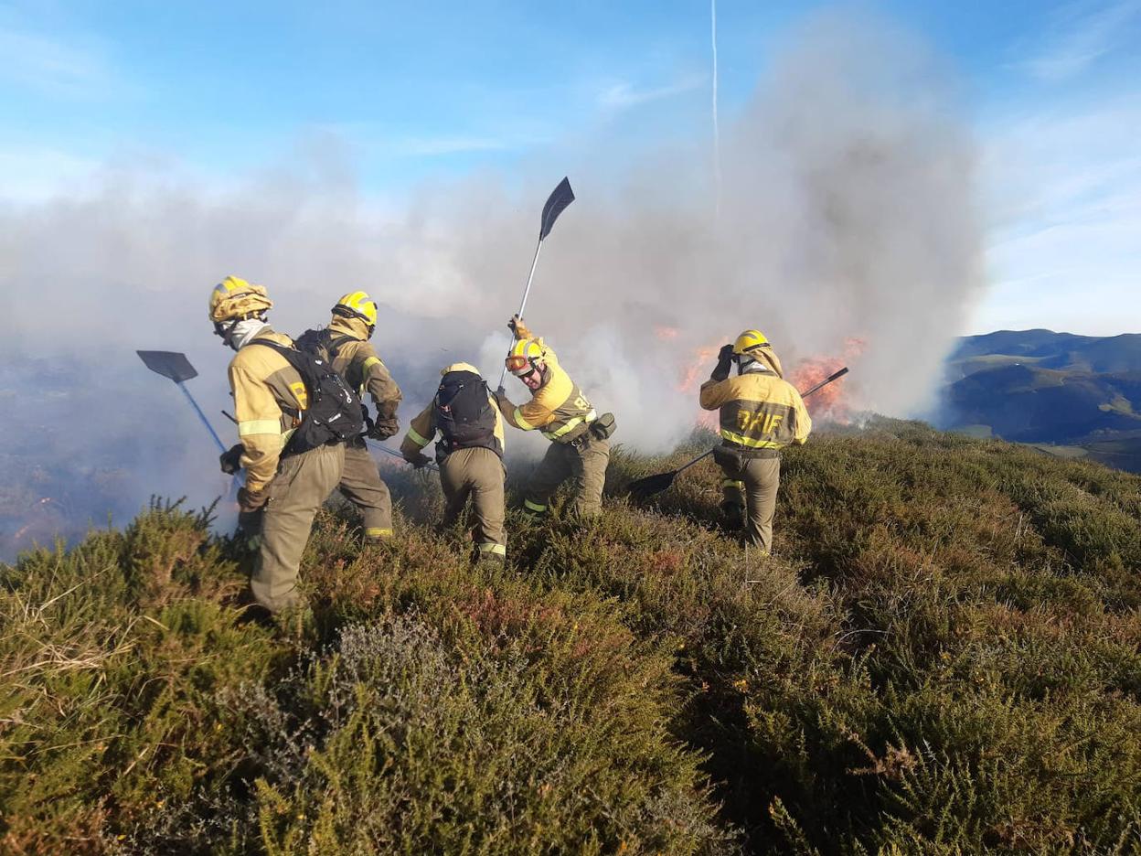 Miembros de la brigada forestal de Tineo en el Castil de Moure.
