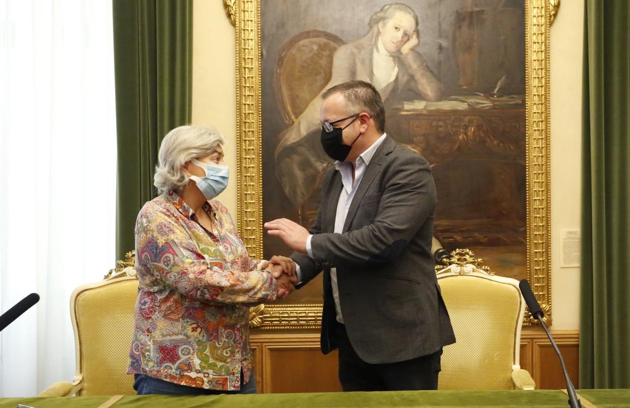 Ana González y el presidente de Asprocon, Joel García, se saludan tras la firma del convenio. 