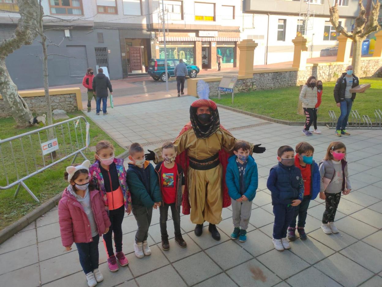El príncipe Aliatar, con varios niños en Pola de Laviana. 