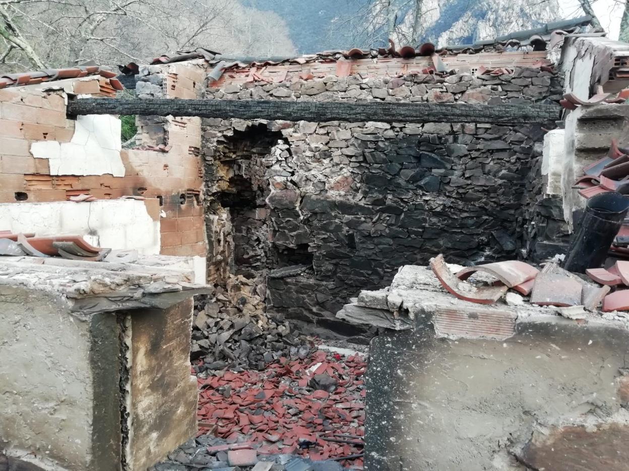 La cabaña de La Peña L'Águila fue arrasada por las llamas de un incendio forestal en esa zona de Piloña. 