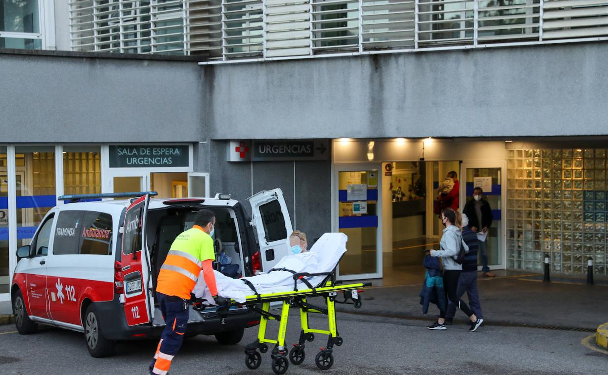 Llegada de un enfermo en ambulancia al Hospital de Cabueñes 