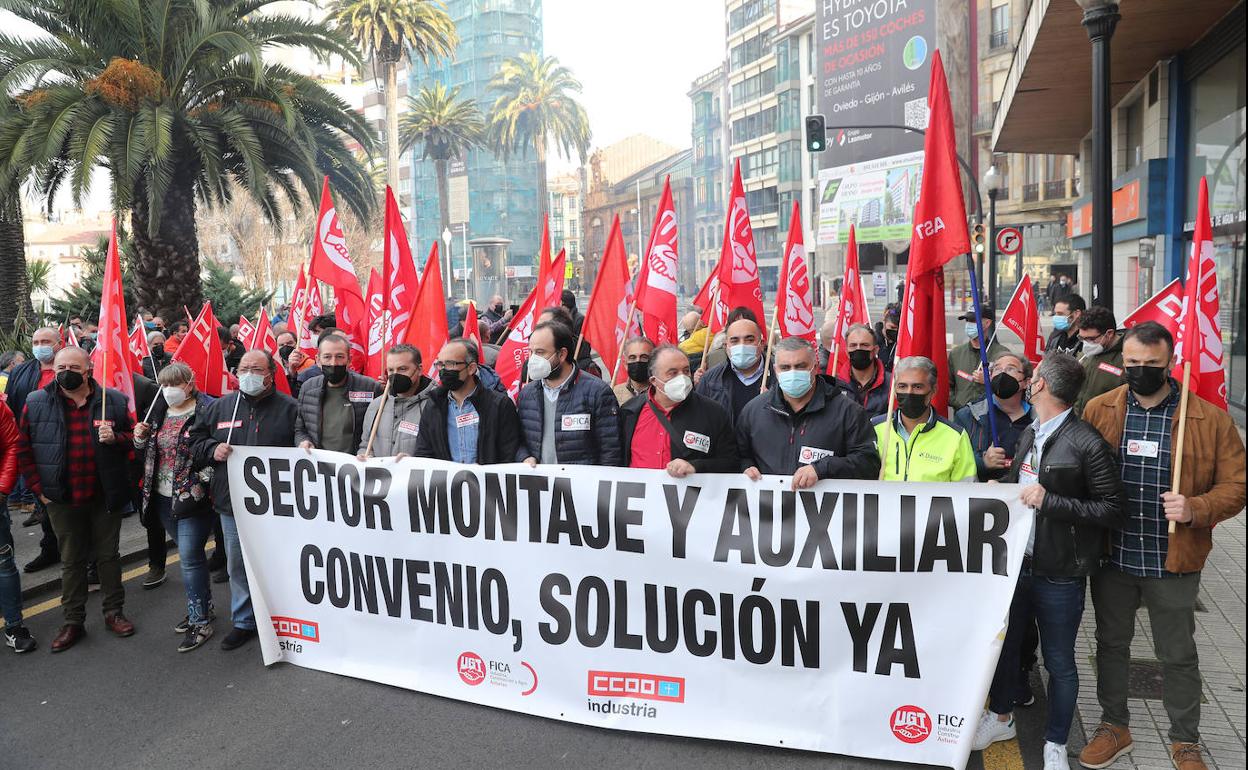 Trabajadores del metal e industrias auxiliares, ayer, en Gijón, frente a la sede de Femetal, en los Jardines de la Reina.