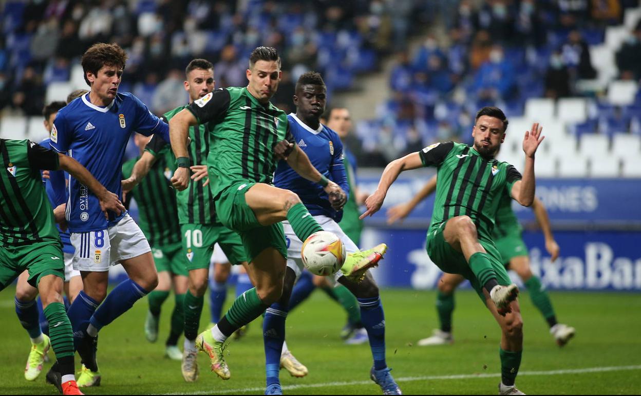 Una de las jugadas del partido en el Carlos Tartiere.