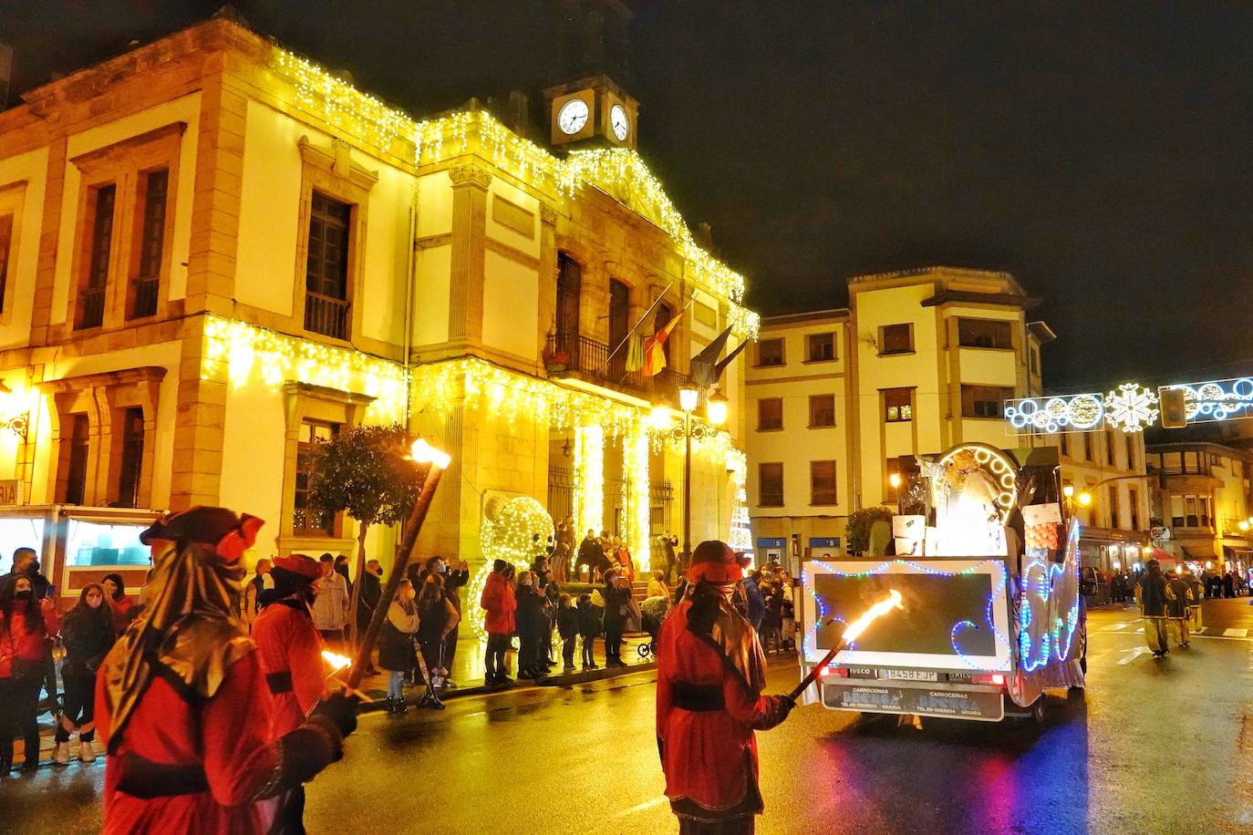 Fotos: Colorida cabalgata de los Reyes Magos en Cangas de Onís