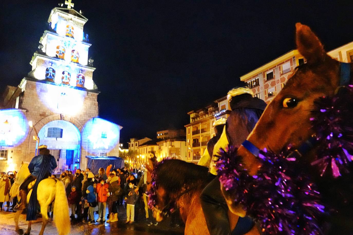 Fotos: Colorida cabalgata de los Reyes Magos en Cangas de Onís