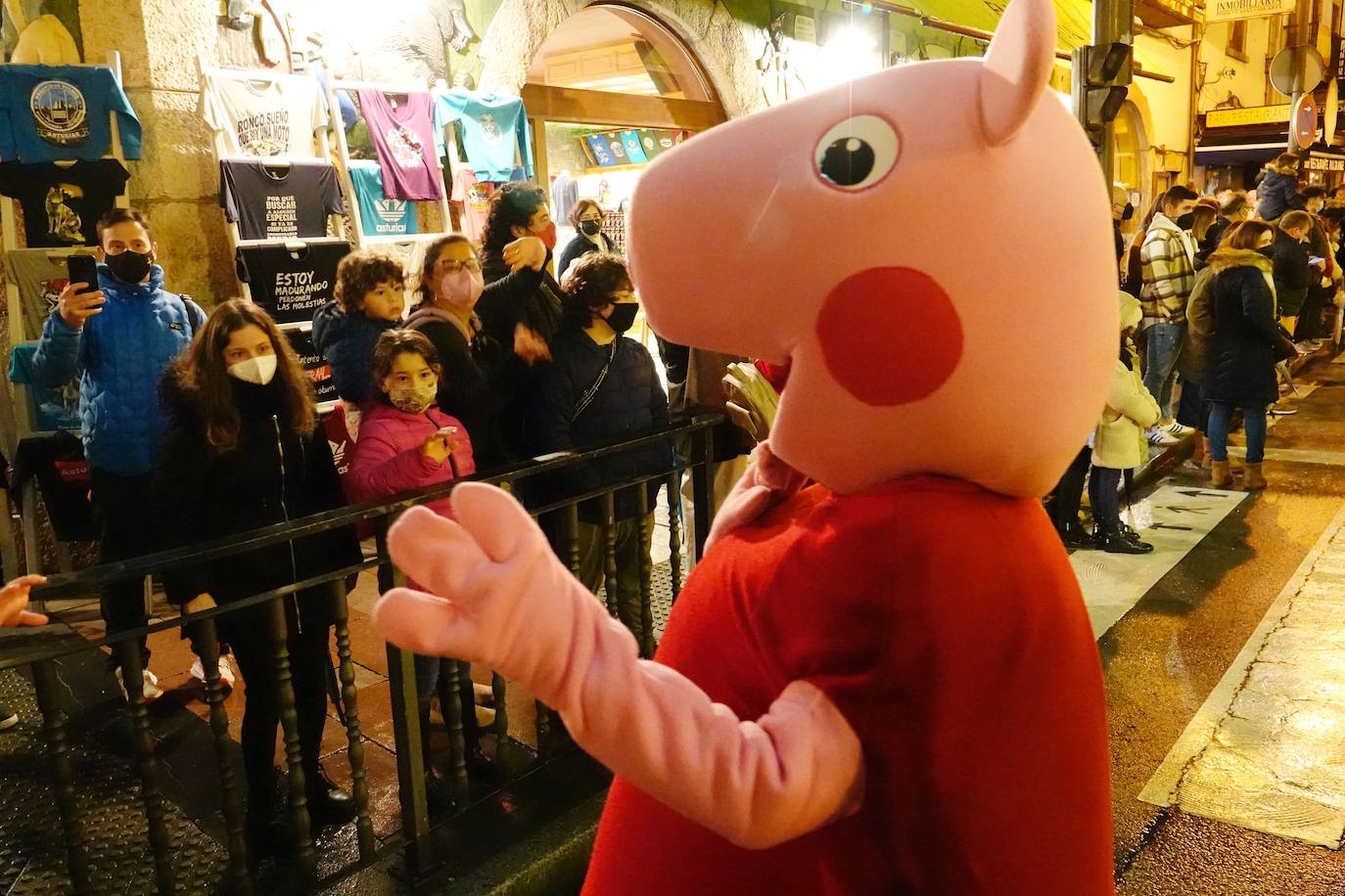 Fotos: Colorida cabalgata de los Reyes Magos en Cangas de Onís