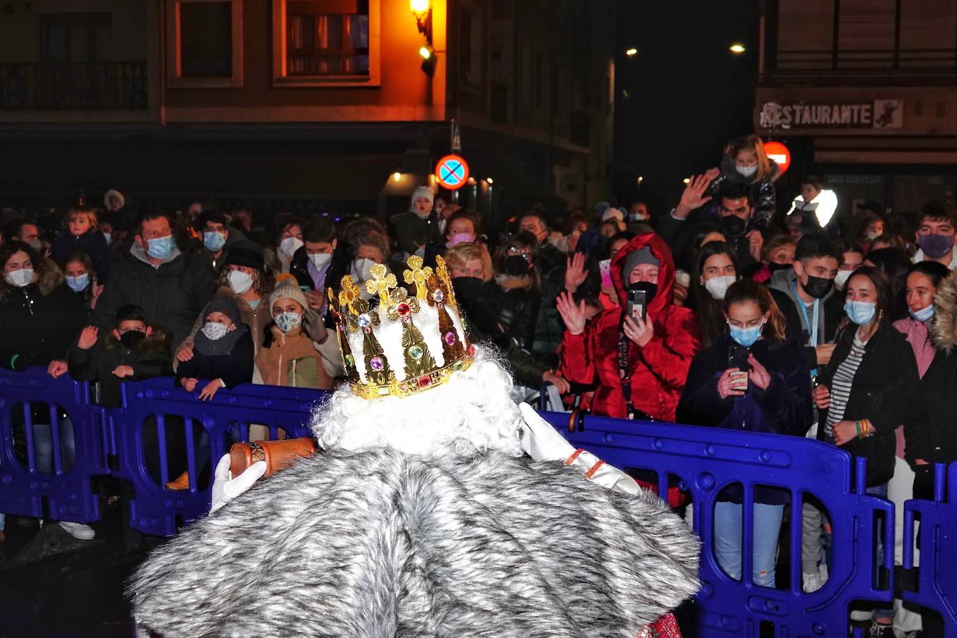 Fotos: Colorida cabalgata de los Reyes Magos en Cangas de Onís
