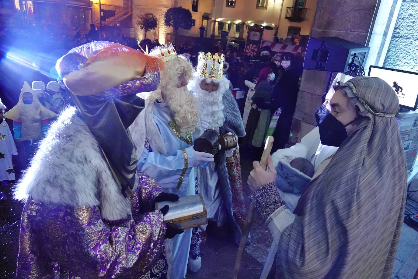 Fotos: Colorida cabalgata de los Reyes Magos en Cangas de Onís