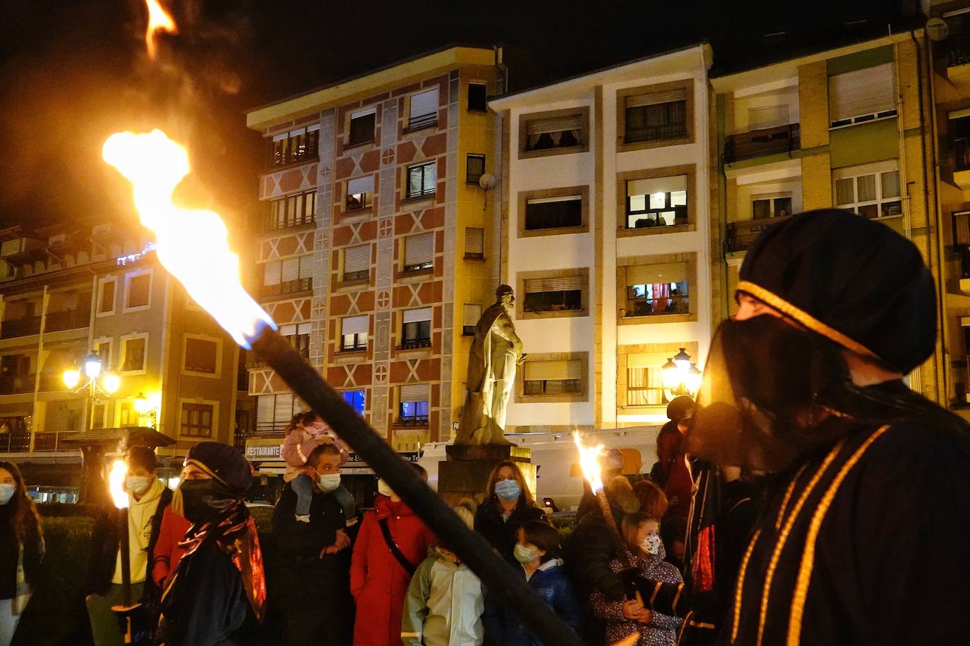 Fotos: Colorida cabalgata de los Reyes Magos en Cangas de Onís