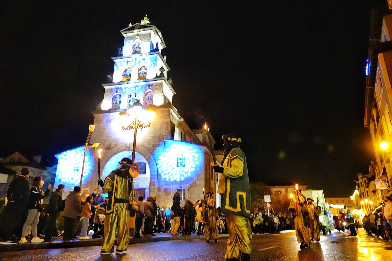 Fotos: Colorida cabalgata de los Reyes Magos en Cangas de Onís