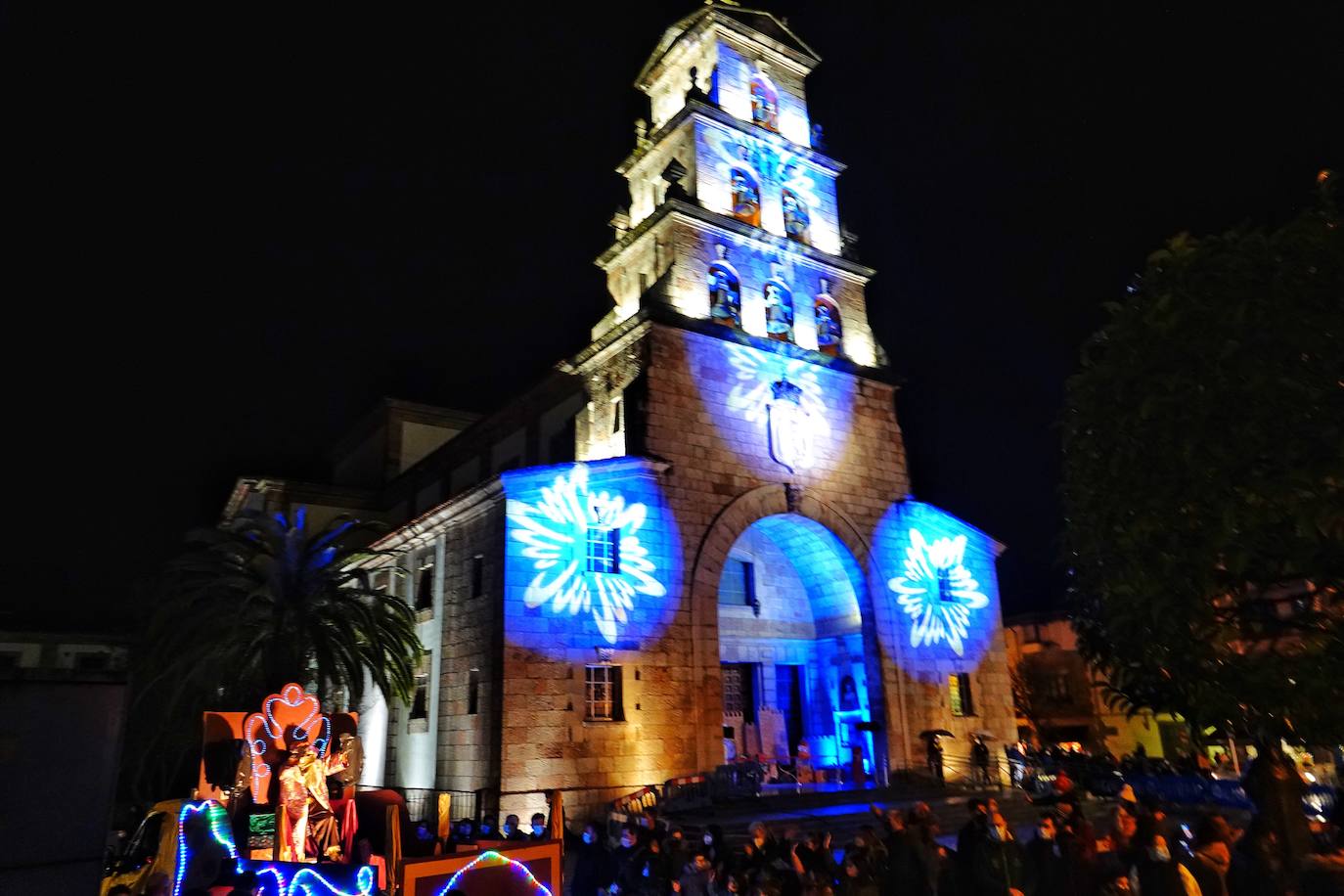 Fotos: Colorida cabalgata de los Reyes Magos en Cangas de Onís
