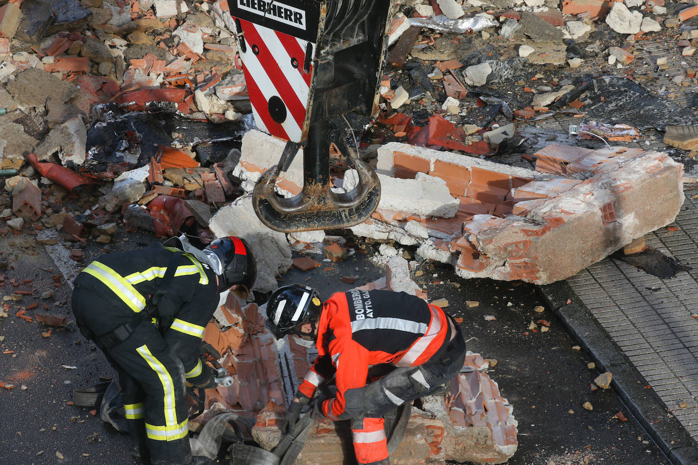 Dos personas quedaron atrapadas tras derrumbarse parte del techo del colegio de San Vicente de Paúl, en Gijón. 