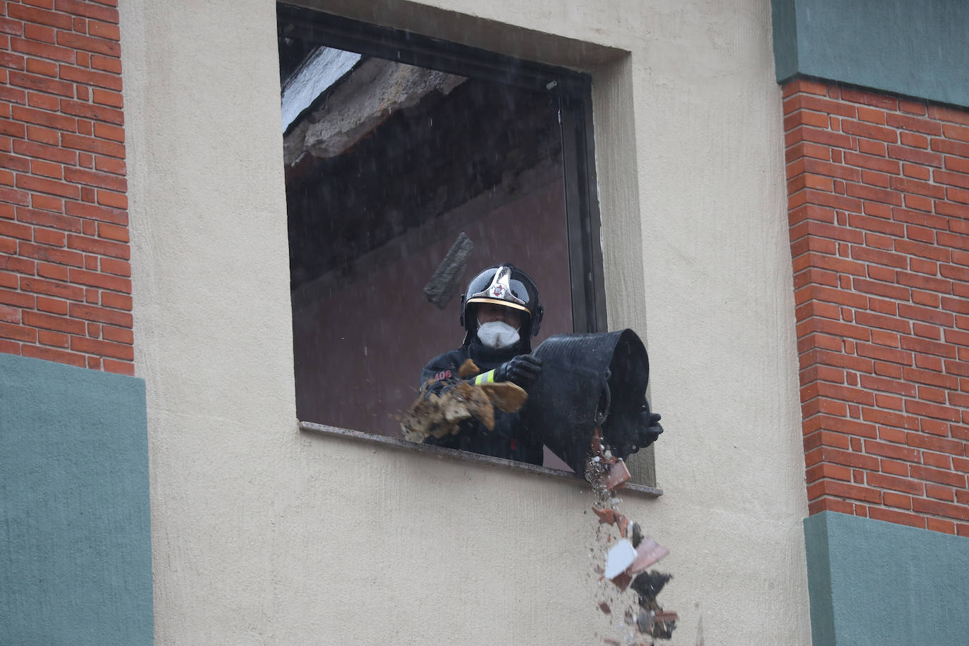 Dos personas quedaron atrapadas tras derrumbarse parte del techo del colegio de San Vicente de Paúl, en Gijón. 
