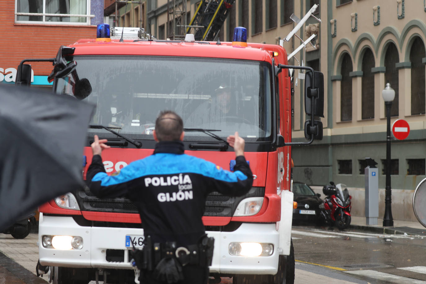 Dos personas quedaron atrapadas tras derrumbarse parte del techo del colegio de San Vicente de Paúl, en Gijón. 