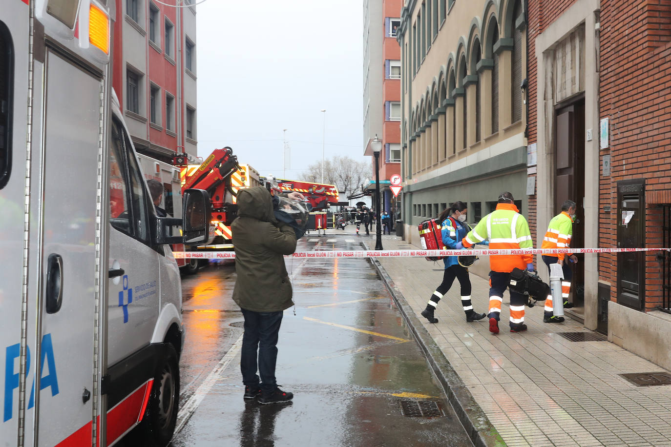 Dos personas quedaron atrapadas tras derrumbarse parte del techo del colegio de San Vicente de Paúl, en Gijón. 