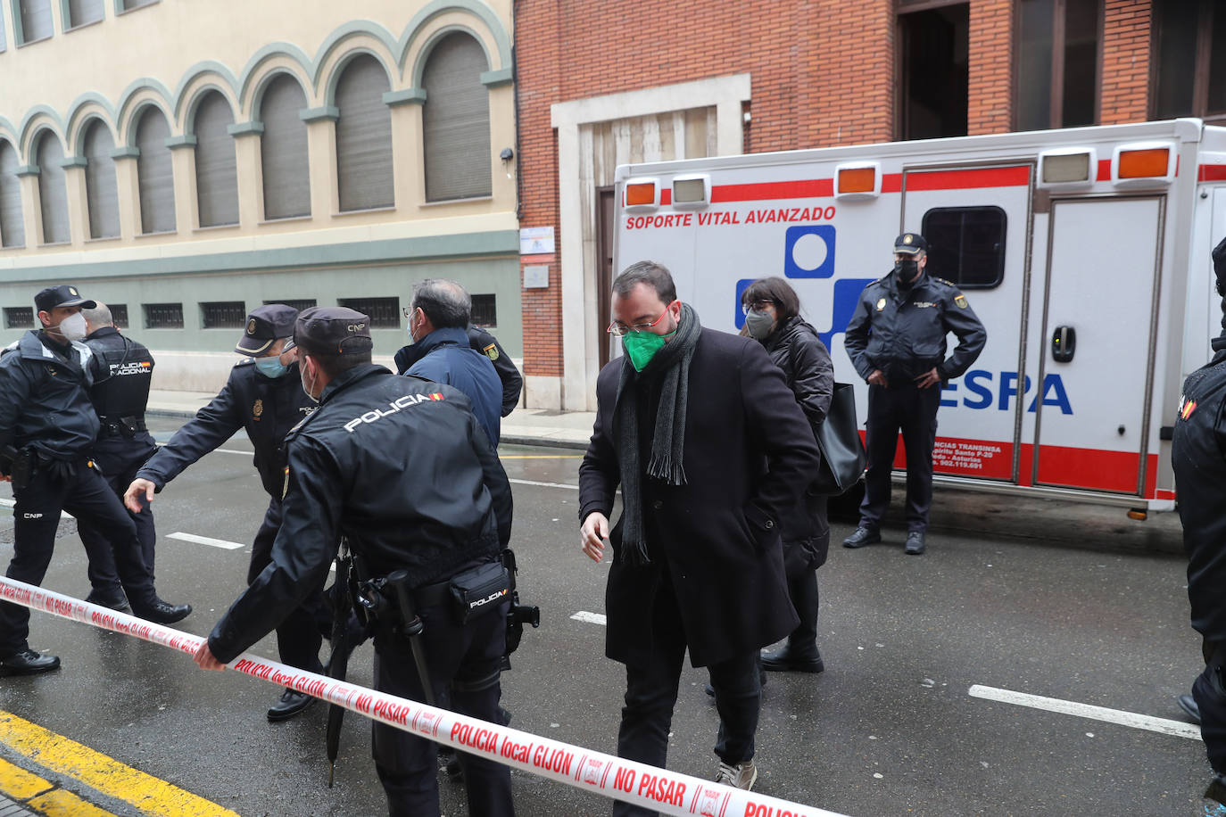 Dos personas quedaron atrapadas tras derrumbarse parte del techo del colegio de San Vicente de Paúl, en Gijón. 