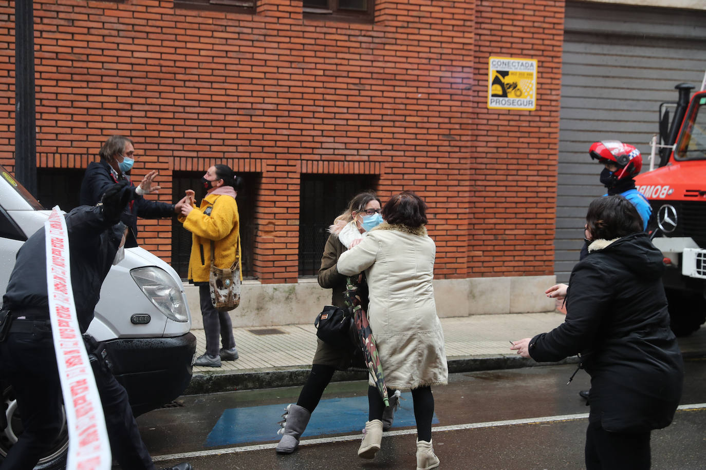 Dos personas quedaron atrapadas tras derrumbarse parte del techo del colegio de San Vicente de Paúl, en Gijón. 