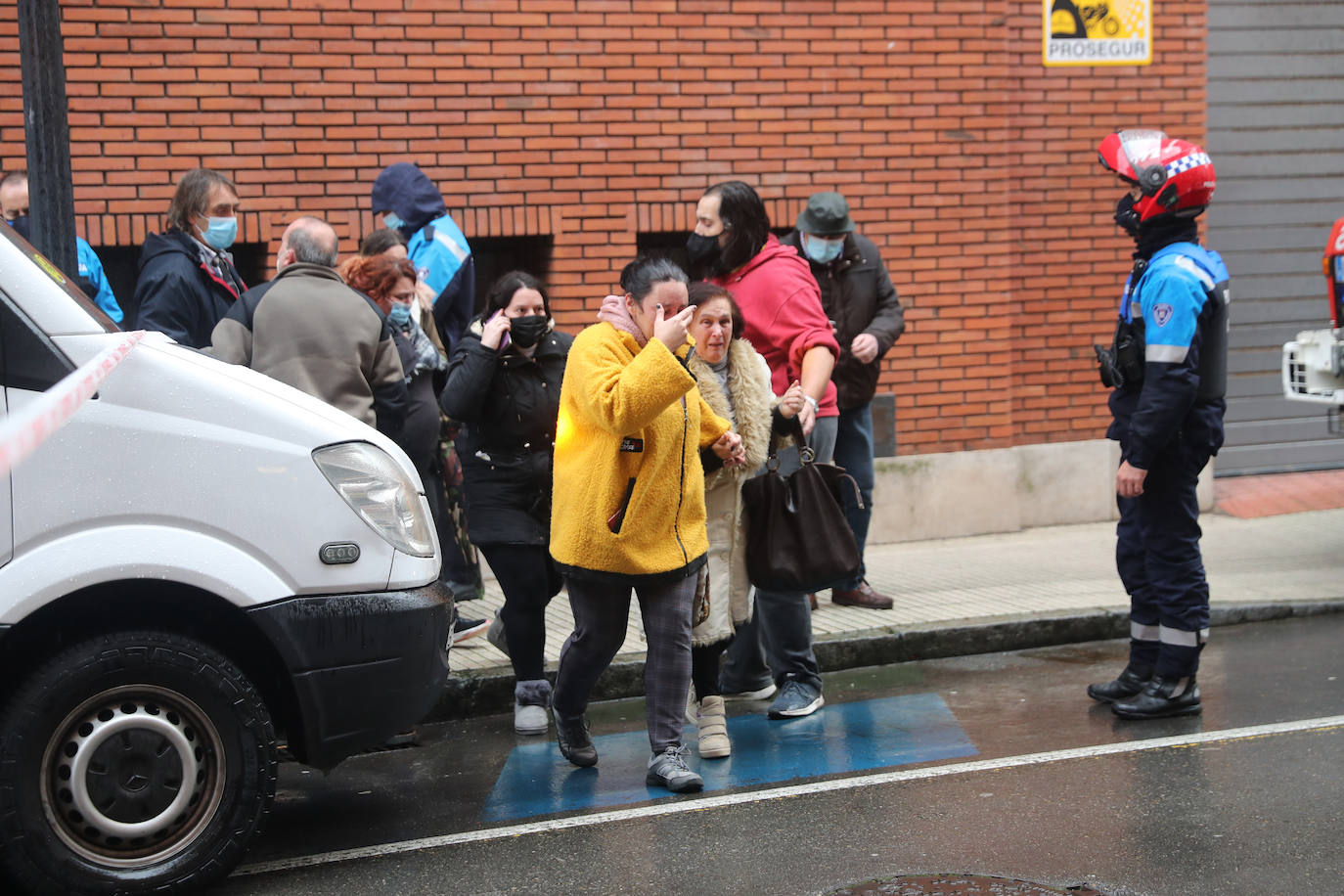 Dos personas quedaron atrapadas tras derrumbarse parte del techo del colegio de San Vicente de Paúl, en Gijón. 