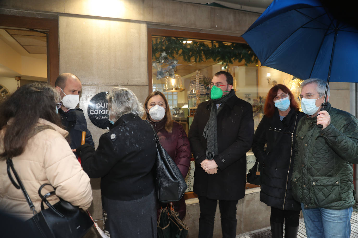 Dos personas quedaron atrapadas tras derrumbarse parte del techo del colegio de San Vicente de Paúl, en Gijón. 