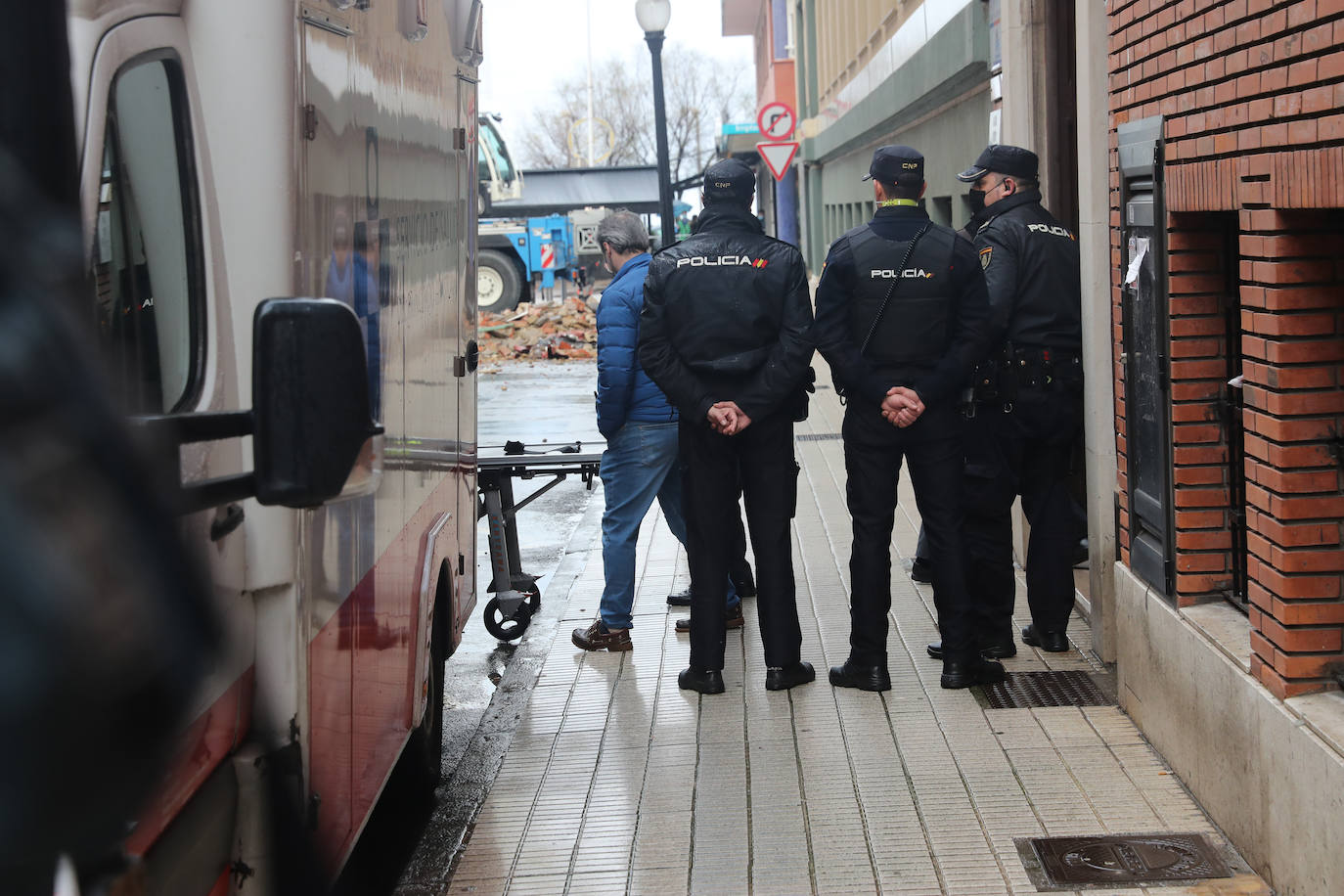 Dos personas quedaron atrapadas tras derrumbarse parte del techo del colegio de San Vicente de Paúl, en Gijón. 
