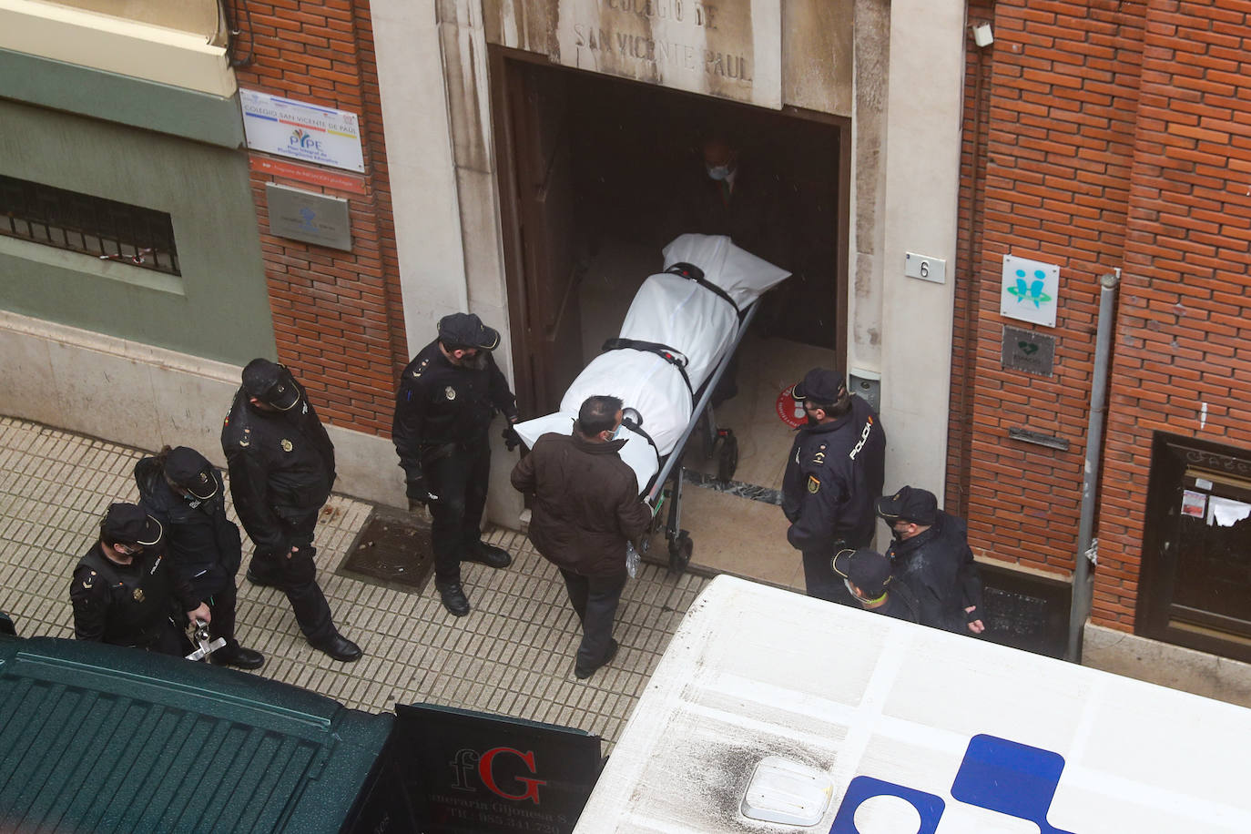 Dos personas quedaron atrapadas tras derrumbarse parte del techo del colegio de San Vicente de Paúl, en Gijón. 