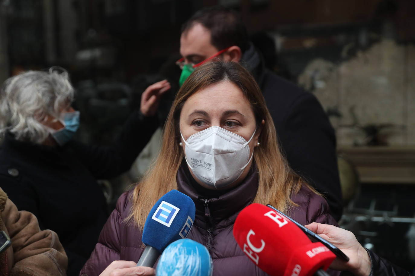 Dos personas quedaron atrapadas tras derrumbarse parte del techo del colegio de San Vicente de Paúl, en Gijón. 